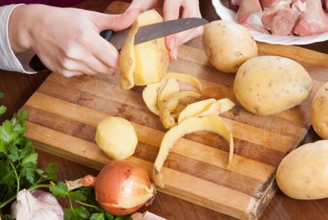 Curăță un cartof crud în 5 secunde, trucul genial al bucătarilor pentru a economisi timp. Sursa foto: freepik.com