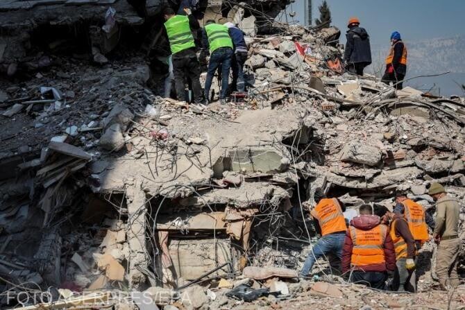 Cutremure în Turcia și Siria. Deși au trecut 10 zile de coșmar, încă sunt găsiți supraviețuitori. Cum s-au salvat doi frați cu pudră proteică, dizolvată în urină / Foto: Agerpres