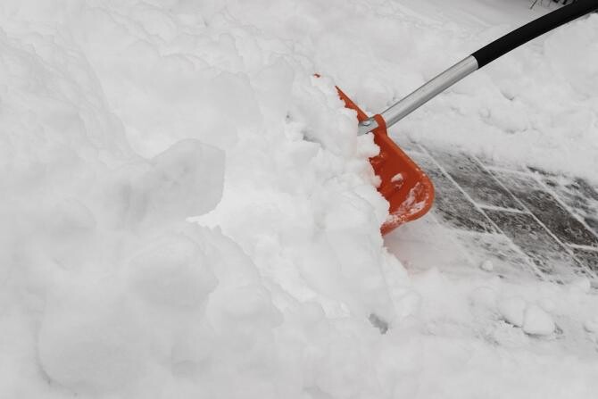 Cât timp ai la dispoziție să cureți zăpada de pe trotuarul din fața casei sau de la bloc, înainte să fii amendat / Foto: Pixabay