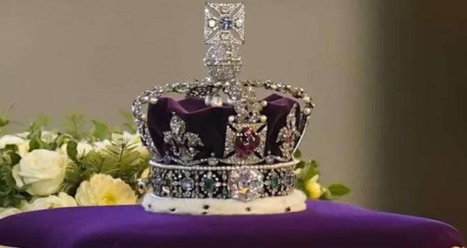 Coroana de diamant Koh-i-Noor sprijinită pe sicriul Reginei Mame, 2002.Sursa Foto YouTube CNN