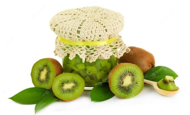 O rețetă eficientă pentru răceli și viroze, ai nevoie de un kilogram de kiwi și câteva lămâi verzi. Sursa foto: freepik.com