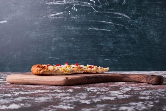 Pizza pe lipie, cea mai rapidă și delicioasă rețetă, gata în 10 minute. Sursa foto: freepik.com