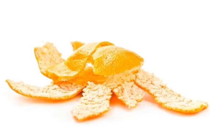 Pune coji de portocală pe clanță și vei rezolvă una dintre cele mai mari probleme din casă. Sursa foto: freepik.com