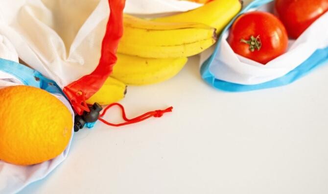 Roșii și banane o combinație perfectă în bucătărie, dacă nu ai încercat-o, acum este momentul să o faci. Sursa foto: freepik.com