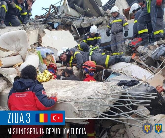 Salvatorii români aflați în Turcia au reuşit până acum să salveze 4 persoane de sub dărămături / O intervenție a durat 20 de ore - Foto IGSU Facebook