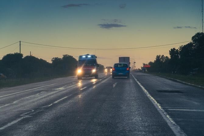 Greșeala făcută de șoferi atunci când au în spate o autospecială aflată în misiune. Titi Aur: Nu trebuie să tragi neapărat pe dreapta. În România nu există această regulă / Foto: Pixabay