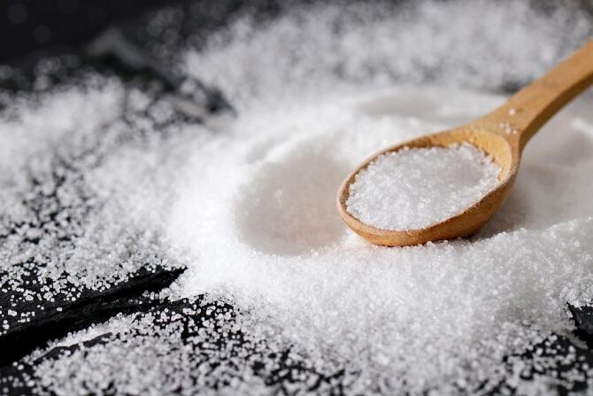 Trucuri cu sare, utile pentru bucătărie. De ce să o pui în lapte, în apa în care fierbi ouăle și în recipientele de plastic învechite / Foto: Pixabay, de Marek