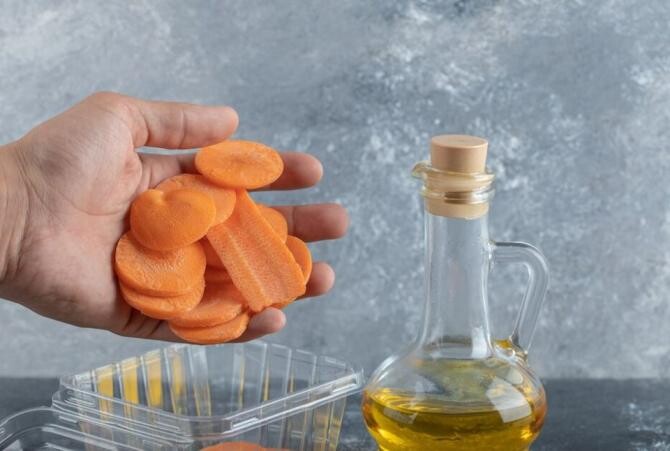 Uleiul din semințe de morcov, util pentru frumusețe și sănătate. Iată cum trebuie să-l folosești. Sursa foto: freepik.com
