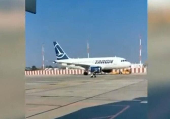 O femeie a fugit cu bebelușul în brațe după avion pe Aeroportul Otopeni, după ce a ratat îmbarcarea / Foto: Captură video TVR