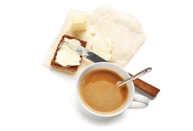 Cafea cu unt, fără arome, fără zahăr și fără siropuri dulci. Beneficii și daune. Sursa foto: freepik.com
