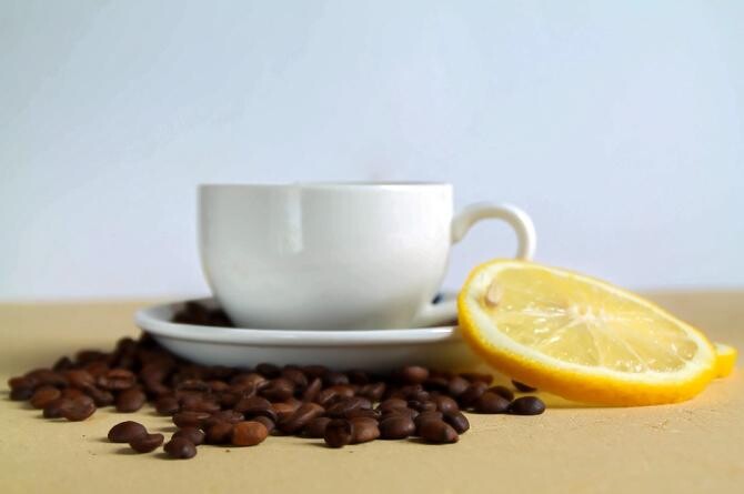 Ce se întâmplă dacă adaugi lămâie în cafeaua de dimineață / Foto: Pixabay