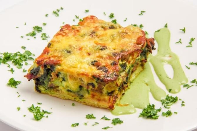 Fără cașcaval și fără carne, această lasagna poate fi mâncată chiar și în Postul Paștelui. Sursa foto: freepik.com