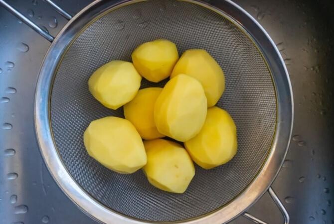 Gătește, rapid, cartofii în cuptorul cu microunde. O cină sățioasă, gata în câteva minute. Sursa foto: freepik.com
