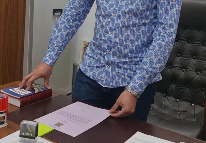 Un angajat al unei primării din Gorj, pus să jure pe Biblie că își va face treaba / Foto: Facebook Comuna Dănești Gorj