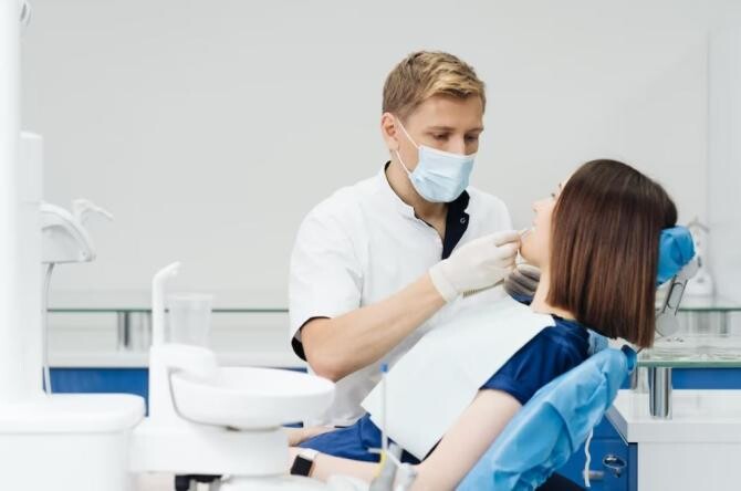 Învinge frica de tratamentul stomatologic, 6 sfaturi utile pentru a merge la dentist. Sursa foto: freepik.com