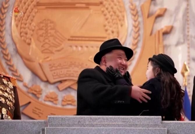Kim Jong Un apare tot mai des în public alături de fiica lui, deși ani de zile nu s-a știut despre existența sa. Mesajul ascuns al liderului nord-coreean / Foto: Captură video New York Post