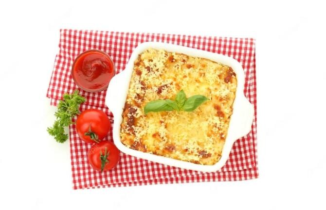 Lasagna cu legume, fără carne și fără sos bechamel, perfectă pentru postul Paștelui. O porție are doar 280 de calorii. Sursa foto: freepik.com