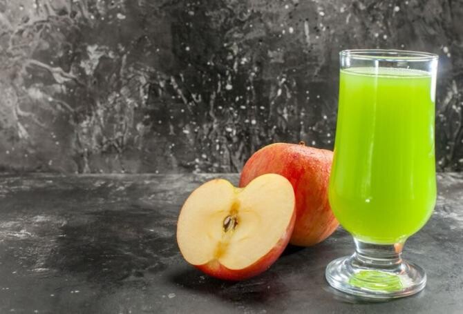 Opt motive pentru care ar trebui să bei suc de mere, beneficiile băuturii pentru sănătate și bunăstare. Sursa foto: freepik.com