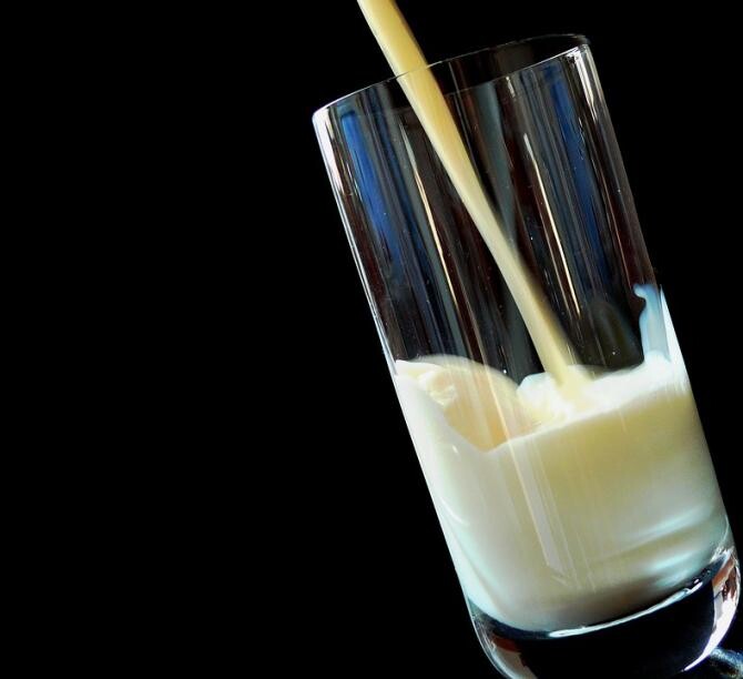 Ce se întâmplă dacă bei un pahar de lapte înainte de culcare în fiecare seară. Este contraindicat unor persoane / Foto: Pixabay, de moritz320
