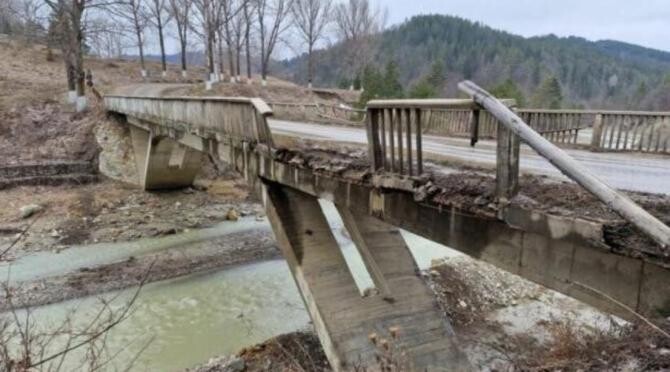 Podul din Vrancea care stă să cadă, pericol uriaș pentru șoferi. Autoritățile l-au sprijinit cu prăjini de lemn. Sursa foto: PRESShub 