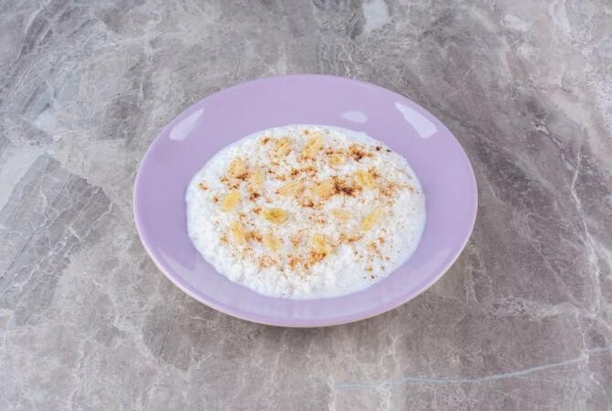 Prăjitura cremoasă din orez și ricotta. O felie are doar 180 de calorii. Sursa foto: freepik.com
