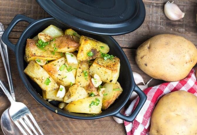Pune cartofii într-o pungă, adaugă condimentele preferate și cina e gata. Rețeta, pas cu pas. Sursa foto: freepik.com
