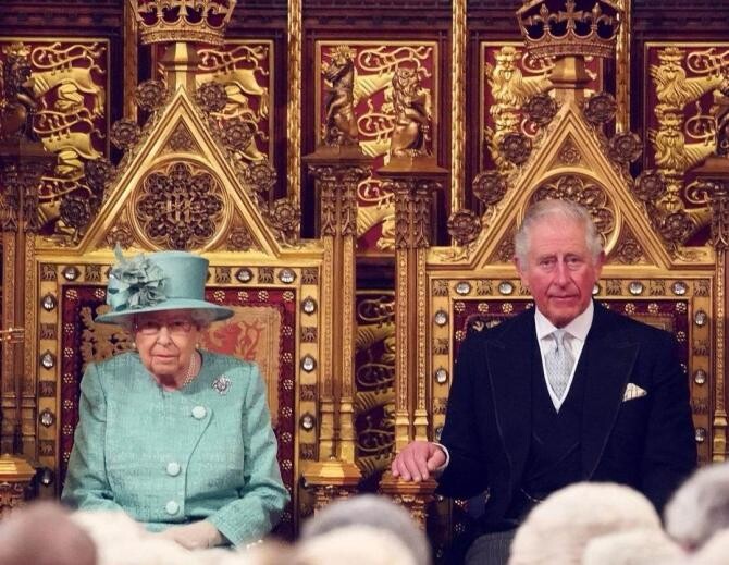 Regele Charles a făcut publică o fotografie rară din copilăria sa, în care apare în brațele Reginei Elisabeta a II-a / Foto: Instagram The Royal Family