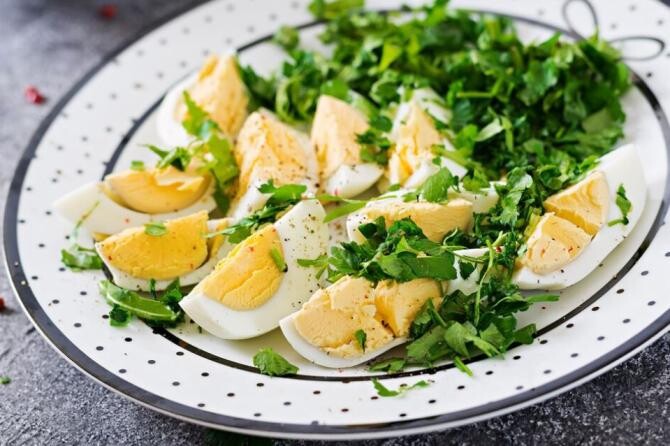 Salată cu spanac, ouă și un ingredient secret. Nu rata rețeta. Sursa foto: freepik.com