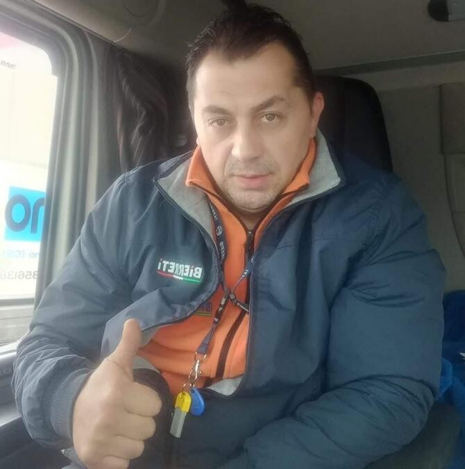 Un șofer român de TIR, erou în Italia, după ce a salvat o fetiță de la moarte. "Pur și simplu s-a aruncat în aer, a plonjat" / Foto: Facebook Ilie Matei-"Omul soselelor"