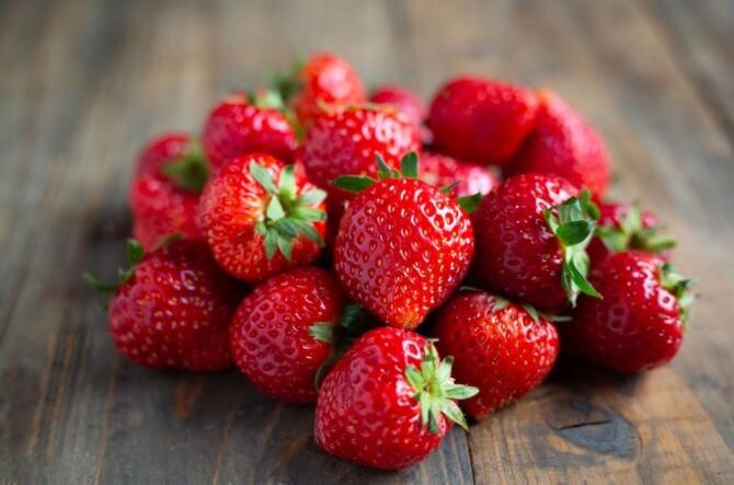 Știi care este secretul unei recolte bogate de căpșune. Adaugă un ingredient în apă cu care le uzi. Sursa foto: freepik.com