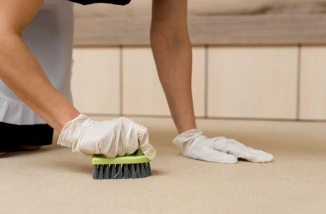 Toate petele vor rămâne amintire, curăță covorul fără să-l îndepărtezi de pe podea. Sursa foto: freepik.com
