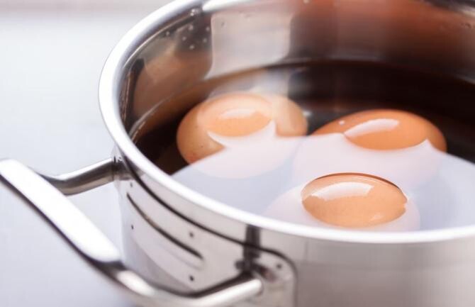 Trucul care va surprinde pe toată lumea, de ce gospodinele cu experiență pun o lămâie în apă când fierb ouăle. Sursa foto: freepik.com