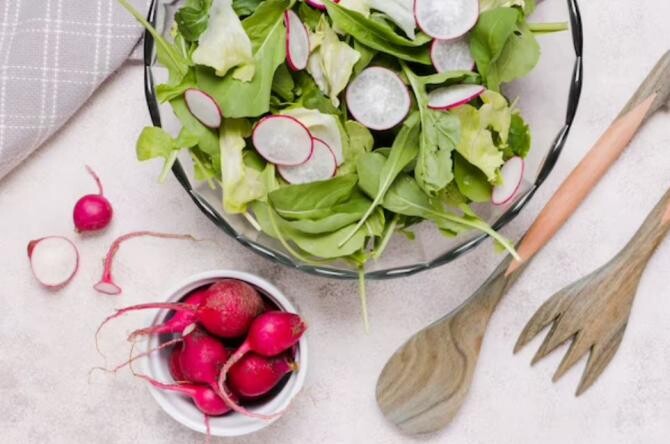 Cea mai simplă salată de primăvară cu varză tânără și ridichi. Sursa foto: freepik.com
