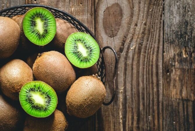 Cum să crești kiwi acasă în ghiveci. Urmează sfaturile grădinarilor și te vei bucura de fructe sănătoase și suculente. Sursa foto: freepik.com