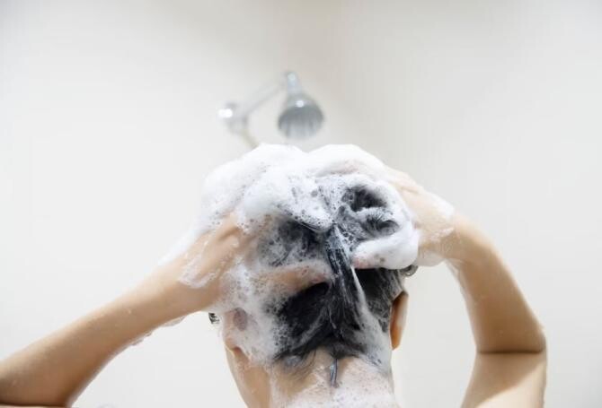 Cum să-ți speli părul fără a folosi șampon. Metoda de îngrijire, potrivită pentru părul grav deteriorat. Sursa foto: freepik.com