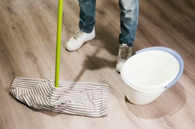 Curăță eficient podeaua cu ulei esențial. Iată ce pași trebuie să urmezi. Sursa foto: freepik.com