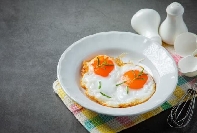 Ouă cu usturoi, o rețetă fantastic de bună din Orientul Mijlociu. Sursa foto: freepik.com