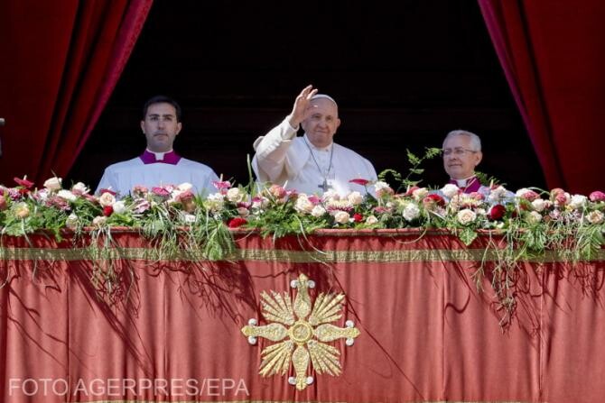 Paștele catolic 2023. Papa Francisc, mesaj emoționant la balconul Bazilicii Sfântul Petru, în fața a peste 100.000 de oameni / Foto: Agerpres