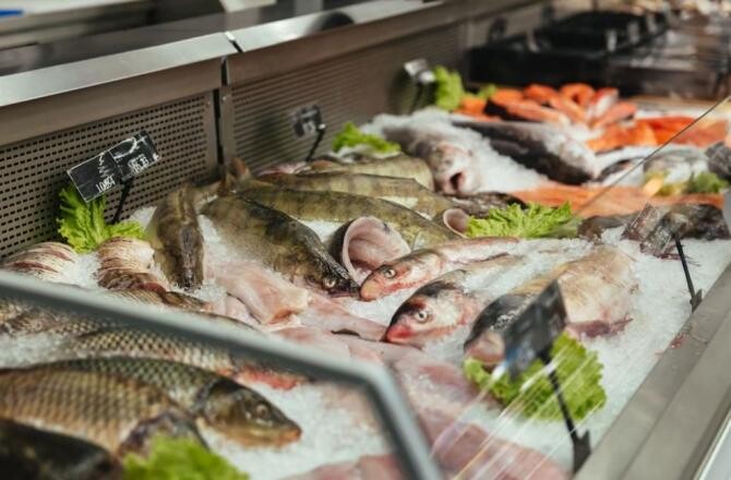 S-a lăsat cu amenzi și sancțiuni, piețele de pește din București, verificate de inspectorii sanitari veterinari. Sursa foto: freepik.com
