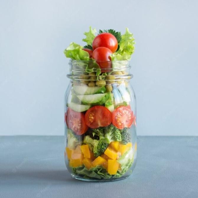 Salată grecească, la borcan, o gustarea sănătoasă pe care o poți lua cu tine. Sursa foto: freepik.com