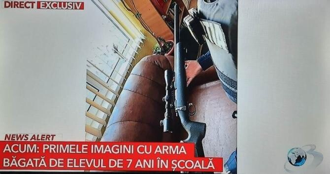 Copil de 7 ani, prins cu o armă de tip airsoft la o școală din Constanța - foto captură Antena 3