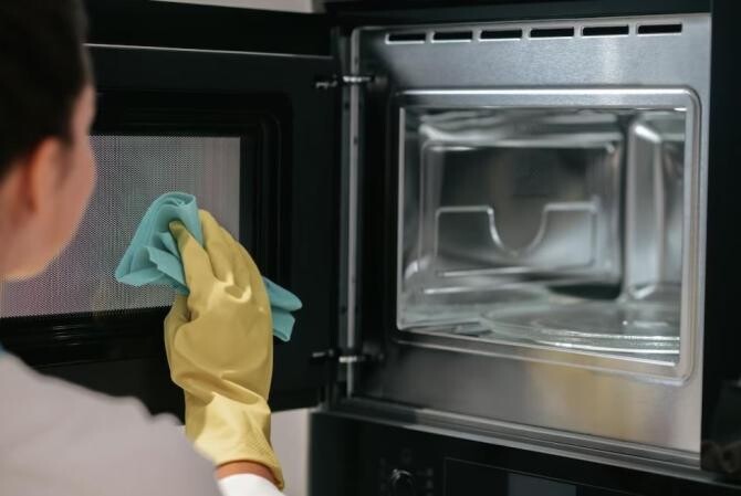 Curăță perfect cuptorul cu microunde. Cinci trucuri eficiente. Sursa foto: freepik.com