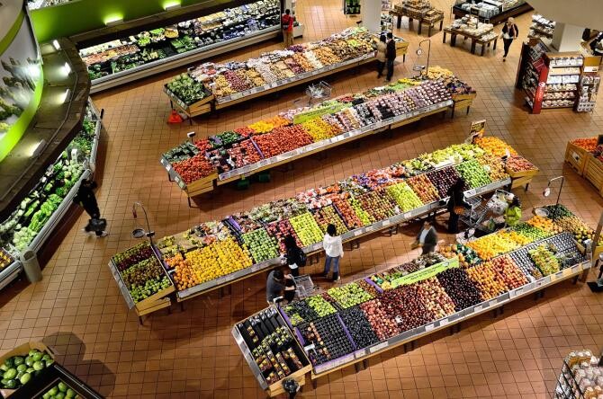 Ce se întâmplă dacă guști din fructele de pe rafturile supermarketului, de poftă / Foto: Pixabay
