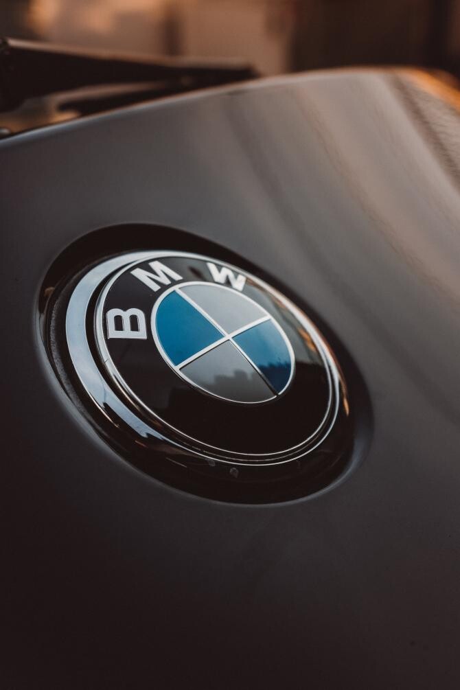 sigla BMW; sursă foto: pexels.com