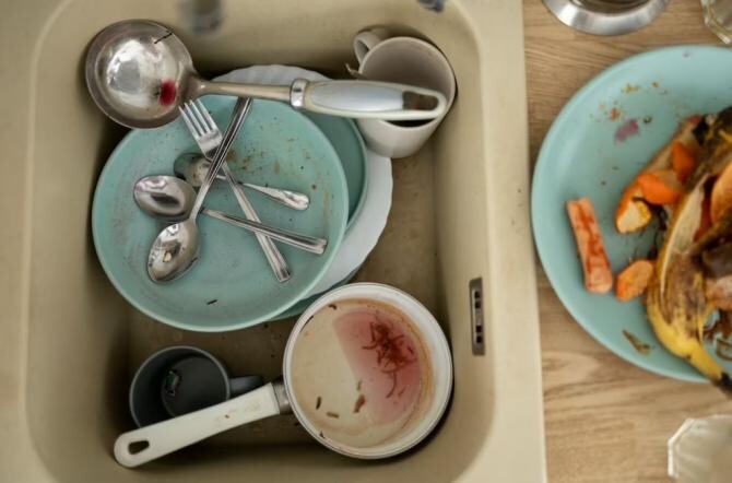 Nu lăsa niciodată vasele murdare în chiuvetă peste noapte! Iată explicația. Sursa foto: freepik.com