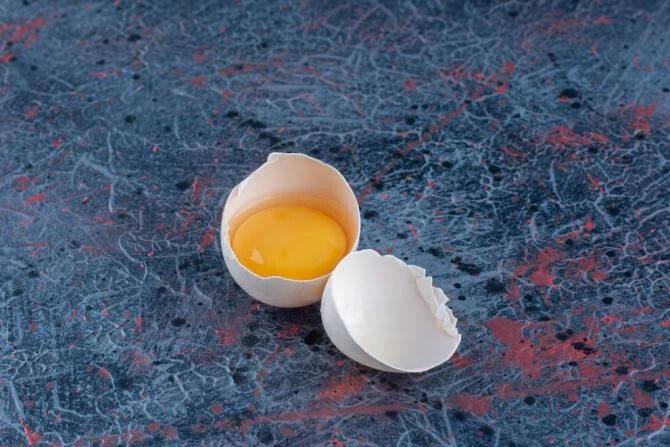 Elimină ridurile în câteva minute, 3 măști cu ouă, perfecte pentru un lifting facial. Sursa foto: freepik.com