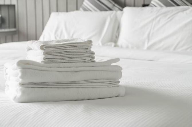 Lenjeria de pat va mirosi frumos ca la hotel, trucurile cameristelor au fost dezvăluite. Sursa foto: freepik.com