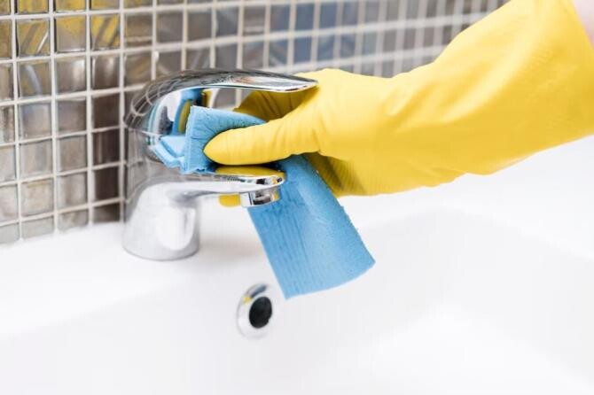 Adaugă orice șampon în oțet și șterge obiectele sanitare. Verifică de ce este capabil acest amestec. Sursa foto: freepik.com
