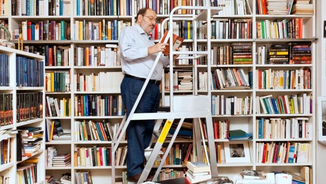 Umberto Eco în biblioteca sa