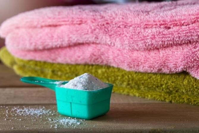 Amestecă drojdie cu detergent și vei scăpa de pete. Trucul eficient folosit de bunicile noastre. Sursa foto: freepik.com 